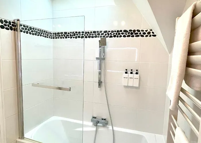 Ideally Located , Eiffel Tower View *